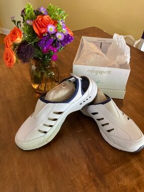 New Easy Spirit White Slip on Tennis Shoes SZ 8.5